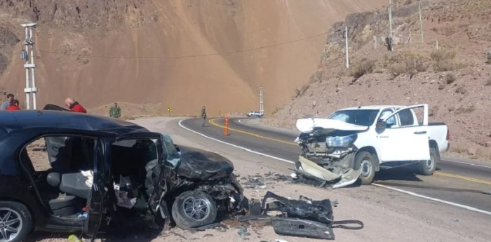Accidente en Alta Montaña: dos vehículos protagonizaron un fuerte choque frontal