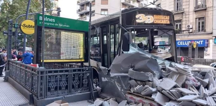 Un colectivo chocó contra una construcción en Palermo y el chofer dió una insólita explicación