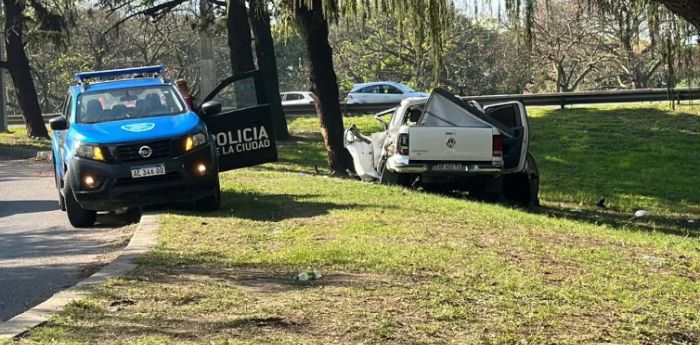 Accidente fatal en Lugano: un hombre falleció tras impactar su camioneta con un árbol
