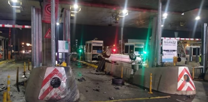 IMÁGENES SENSIBLES: choque y explosión a alta velocidad en un peaje de Panamericana