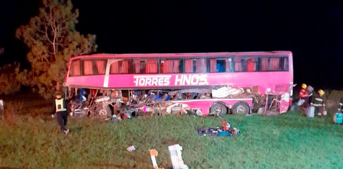Accidente fatal en Santa Fe: murieron cinco personas tras un choque entre un colectivo y un camión