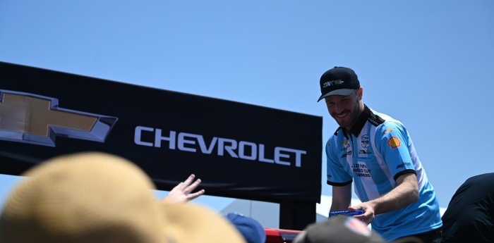 Indy500: Canapino recibió la bandera firmada por los hinchas argentinos