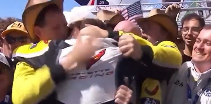 ¡A puro festejo! Así celebró Nico Varrone la victoria de las 24Hs de Le Mans con su equipo