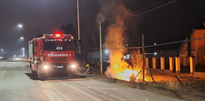 Tragedia en Neuquén: un hombre murió calcinado tras volcar con su vehículo