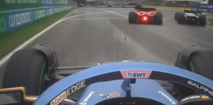F1: ¡Al borde de la piña! Sainz iba lento y se salvó que Gasly le pegué de atrás