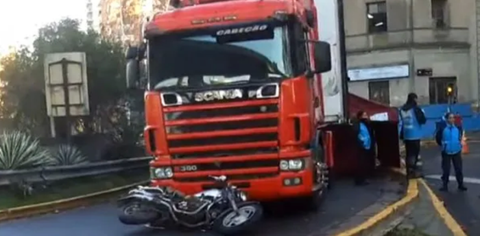 Trágico accidente en San Telmo: un motociclista murió tras un choque contra un camión
