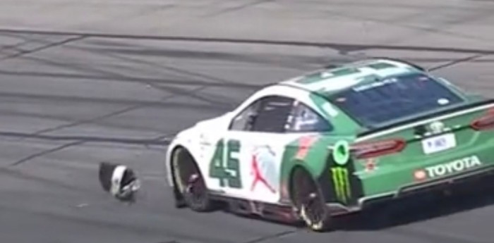 ¡Insólito! Se enojó y le tiró el casco en plena carrera