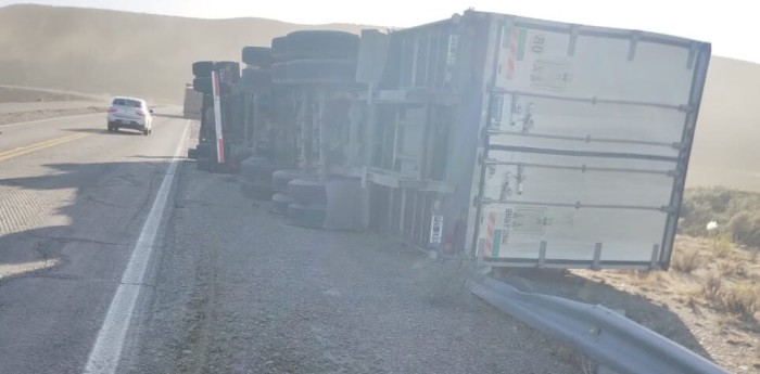 ¡Impresionante! un camión volcó por los fuertes vientos en Chubut