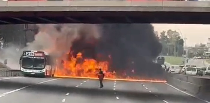 Impresionante incendio en General Paz: se prendió fuego un colectivo de la línea 28
