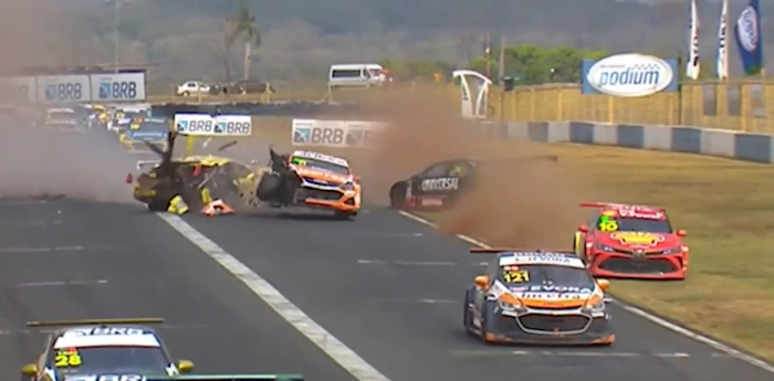 Impactante accidente del Stock Car en plena recta de Goiania