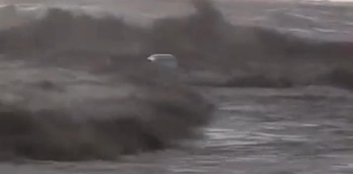 ¡Terrible! Un auto quedó perdido en medio del océano por las inundaciones en Grecia
