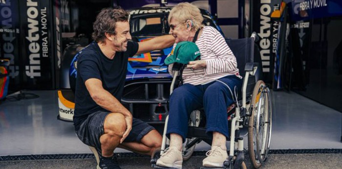 F1: ¡Un campeón fuera de la pista! El gesto de Alonso con una anciana