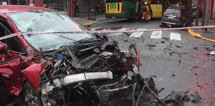 Terrible accidente en Balvanera: un auto impactó con un colectivo y dejó ocho heridos