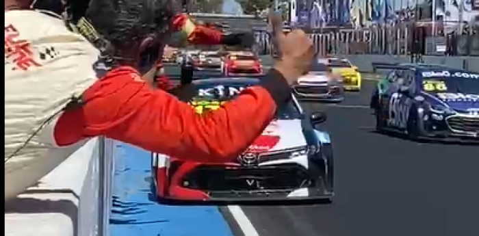 ¡Locura total! El festejo de Rossi con su equipo pegado al paredón en Buenos Aires