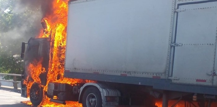 ¡Impactante! Se incendió un camión en la Ricchieri