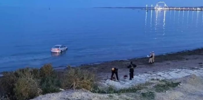 Un conductor dejó su auto estacionado y terminó en el mar