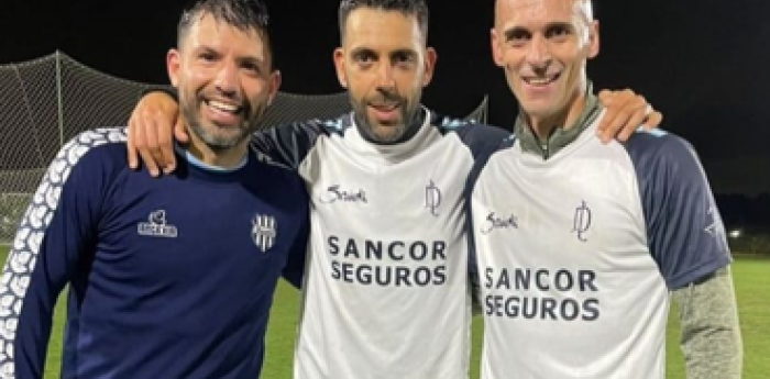 ¡Qué reencuentro! Pernía y el Kun Agüero, juntos nuevamente en una cancha