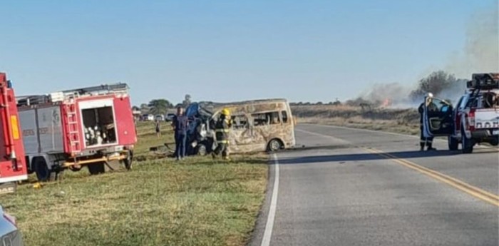 Choque frontal de una combi con futbolistas en Río Tercero