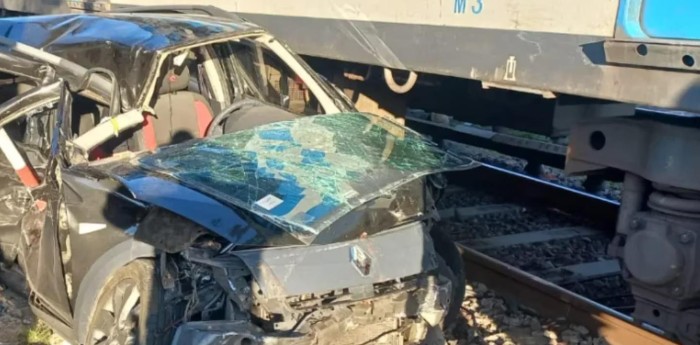Un tren arrolló a un auto que cruzó con la barrera baja