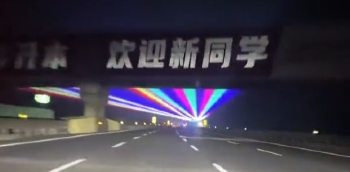 ¡Impresionante! Luces láser anti choque en las autopistas chinas