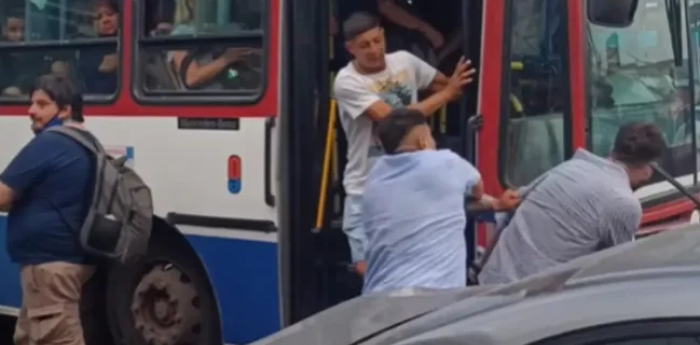 Un colectivero y un automovilista, a los golpes en Lomas de Zamora