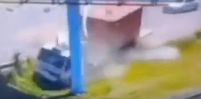 ¡Impactante video! Un camión fuera de control provocó un fuerte accidente en avenida Lugones