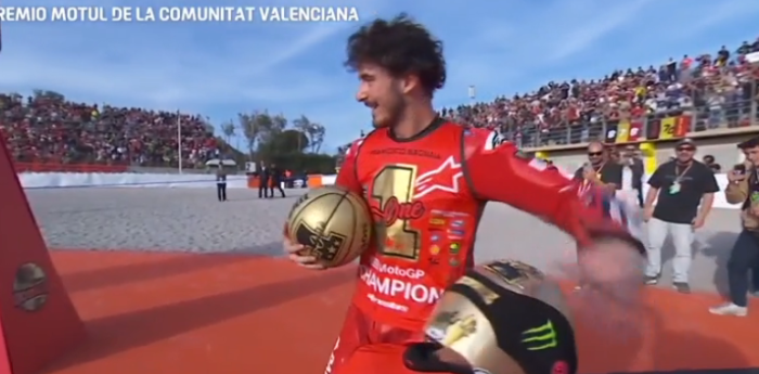 MotoGP: ¡Un festejo con altura! Bagnaia celebró el título jugando al básquet en Valencia