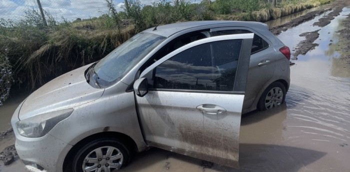 Una retroexcavadora salvó a un auto que se quedó estancado en plena Navidad