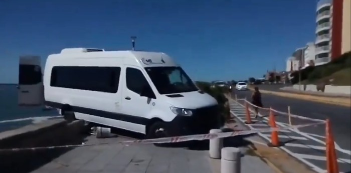 ¡Susto en Mar del Plata! Una camioneta a centímetros de caer al mar