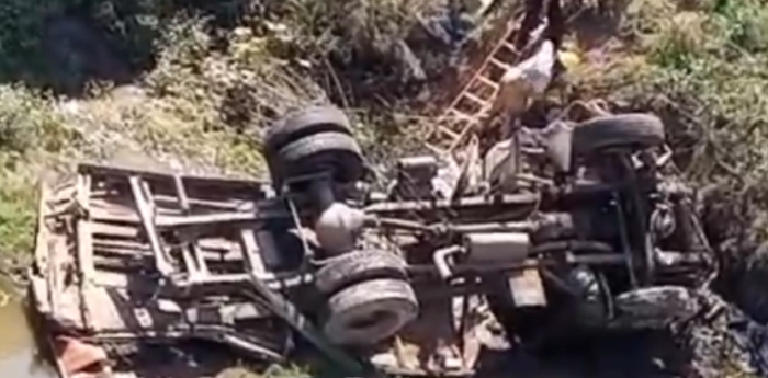 Tragedia en Santa Fe: camión cayó de un puente de la autopista Rosario-Buenos Aires y murió una persona