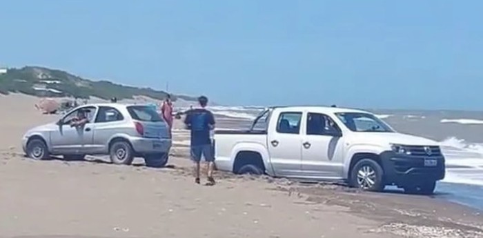 ¡Insólito! Una camioneta se quedó en la arena y fue rescatada por el vehículo menos pensado