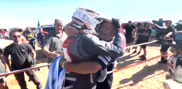 ¡Disfrutalo, Santi! Los festejos y la emoción de Rostan tras completar su primer Dakar