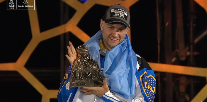 Andujar recibió el trofeo del Dakar 2024 con la bandera argentina en el podio