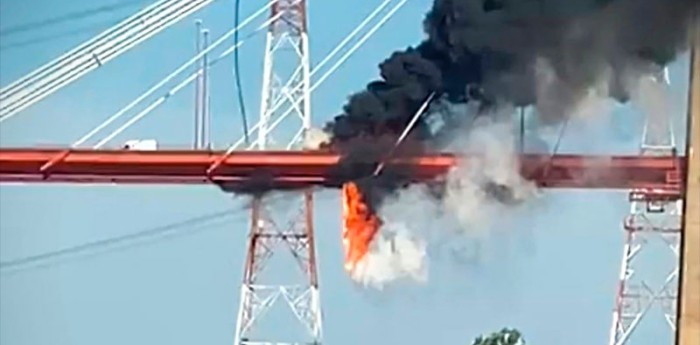 ¡Impactantes imágenes! Se incendió un camión sobre el puente Zárate-Brazo Largo