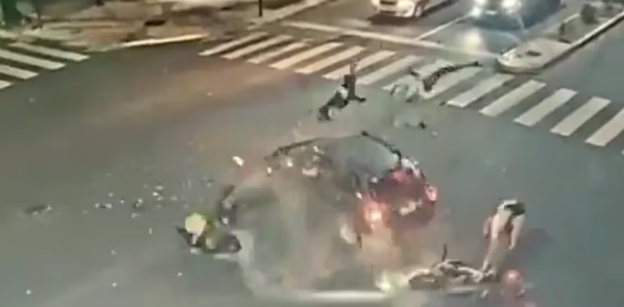 Impactante accidente en La Plata: dos motociclistas chocaron contra un auto y uno de ellos murió