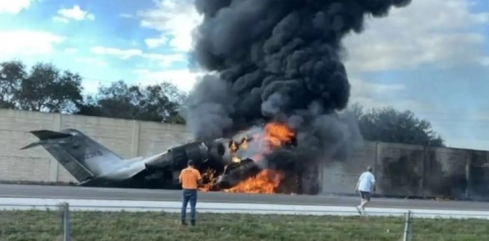 Un avión intentó aterrizar en una autopista y se estrelló: hay dos muertos