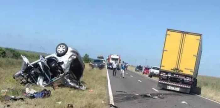 Tragedia en Corrientes: murieron una pareja policía y sus tres hijos tras chocar con un camión