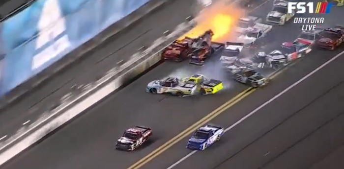 ¡Se prendió fuego! Impactante accidente en la Nascar Truck Series