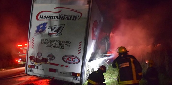 Se incendió un camión con dos autos de Turismo Carretera