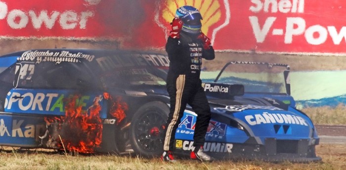 TC: fuego en el auto de Fontana durante la tercera serie en Viedma