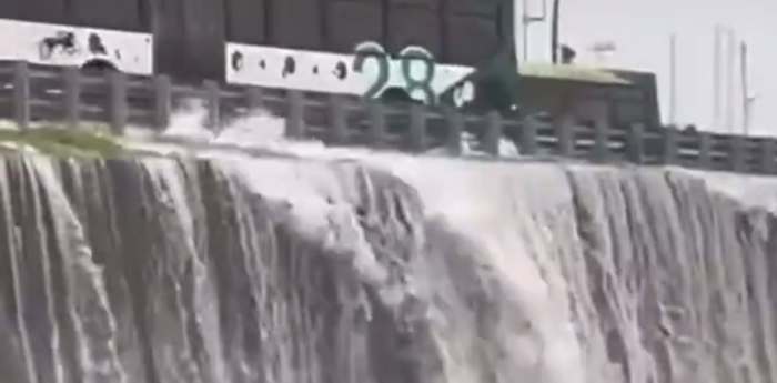 Impresionantes imágenes del temporal: cataratas en la General Paz