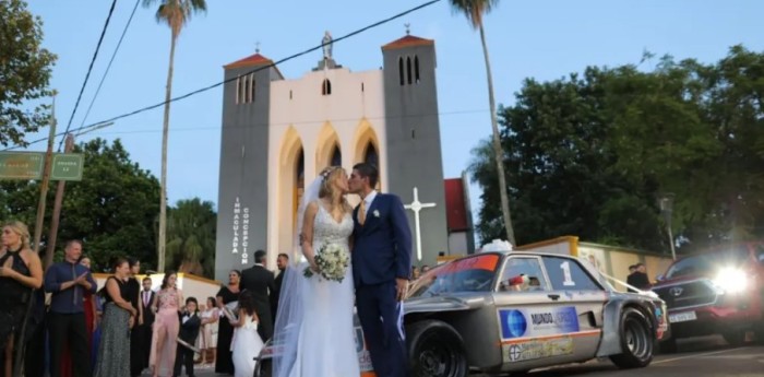 ¡Amor fierrero! Se casó y llevó a su esposa a la fiesta en el auto de carreras