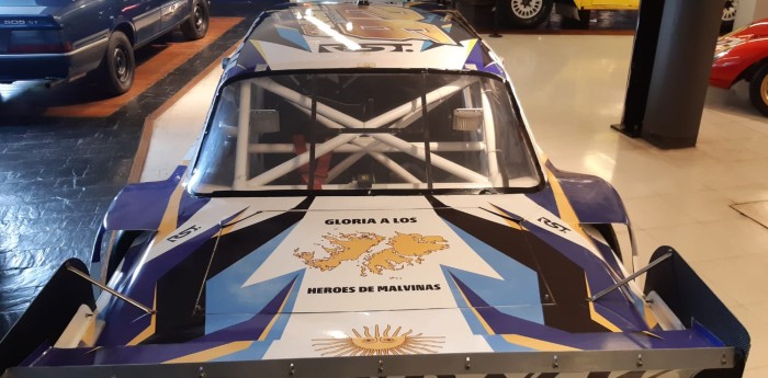 El Torino con un homenaje a los héroes de Malvinas que está en el Museo Fangio