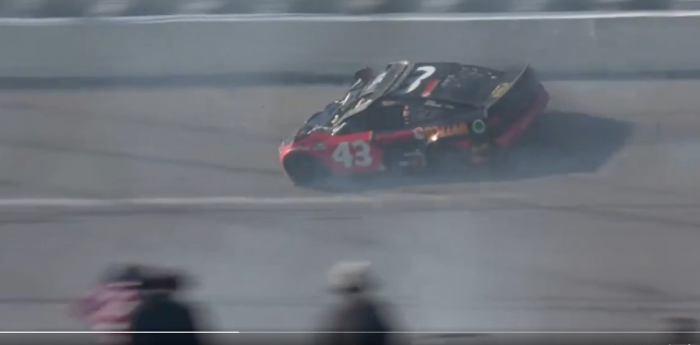 NASCAR: Erik Jones sufrió un accidente sobre el final en Talladega