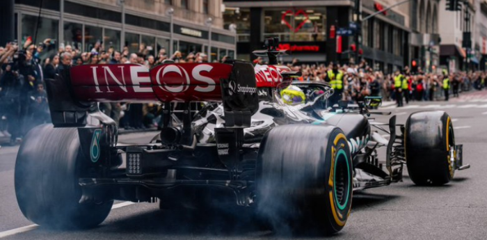 Hamiton aceleró un Mercedes de F1 en las calles de Nueva York