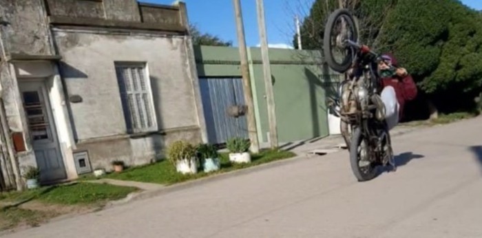 Murieron dos jóvenes mientras participaban en una picada ilegal de motos en Necochea