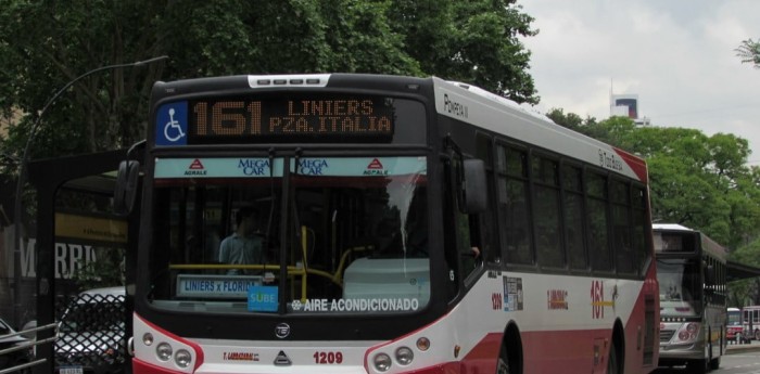 Agresiones y piedrazos a colectivos en el paro general