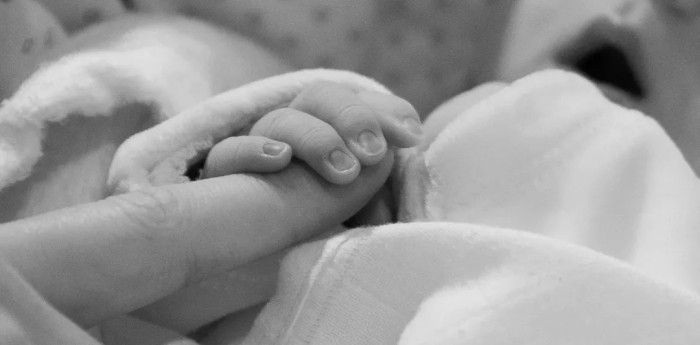Max Verstappen y Kelly Piquet revelaron la primera imágen de su hija Lily
