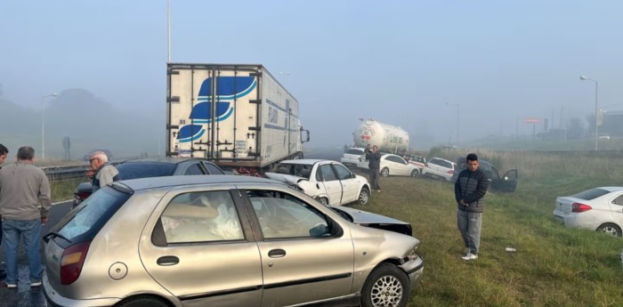 Al menos 8 heridos tras un choque en cadena entre 15 vehículos en la ruta 7