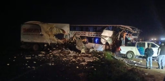 Tragedia en la Ruta 3: cuatro muertos y 16 heridos por el choque frontal entre un camión y un micro